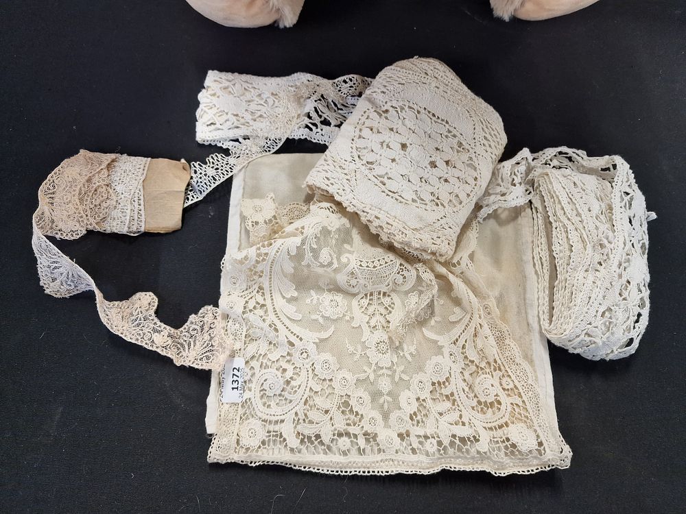 Lot 655: Selection of Lace Material