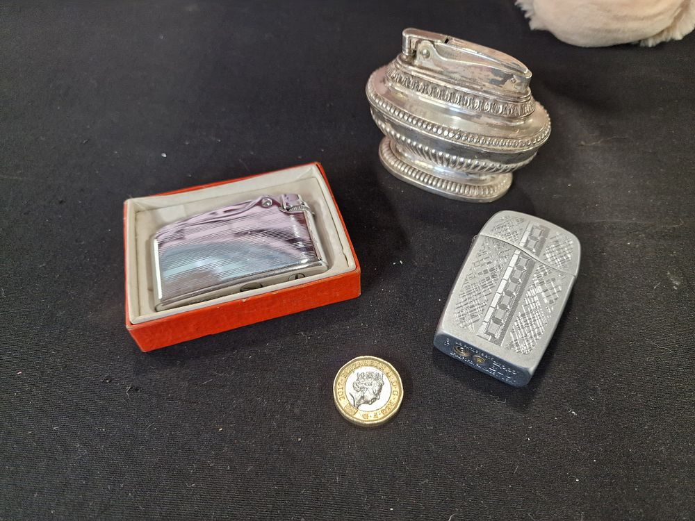 Lot 662: Selection of Vintage Lighters inc Ronson
