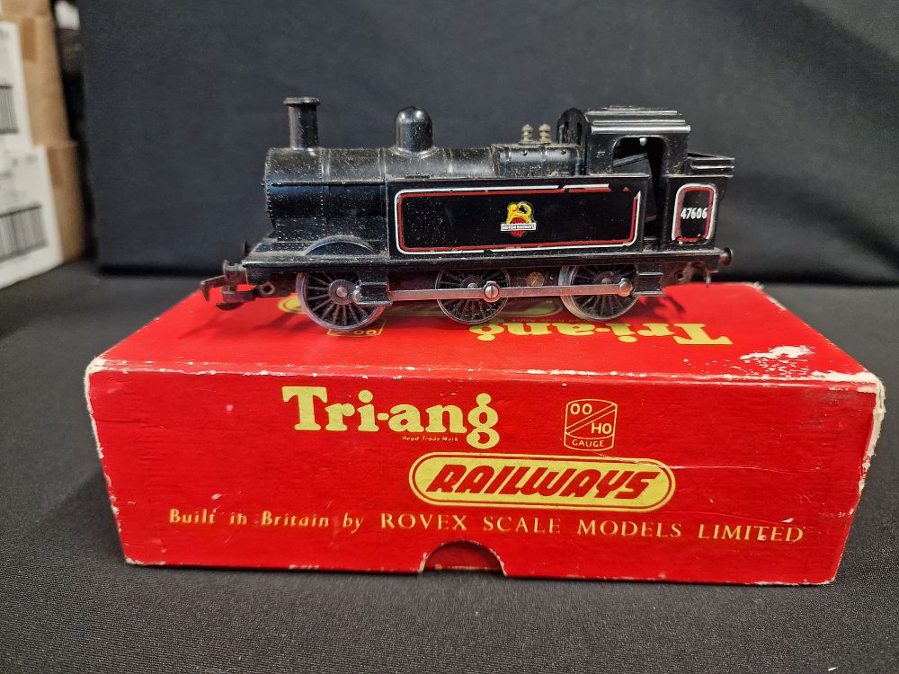 Lot 551: Vintage Tri-ang OO Gauge R52 0-6-0 Locomotive in Box