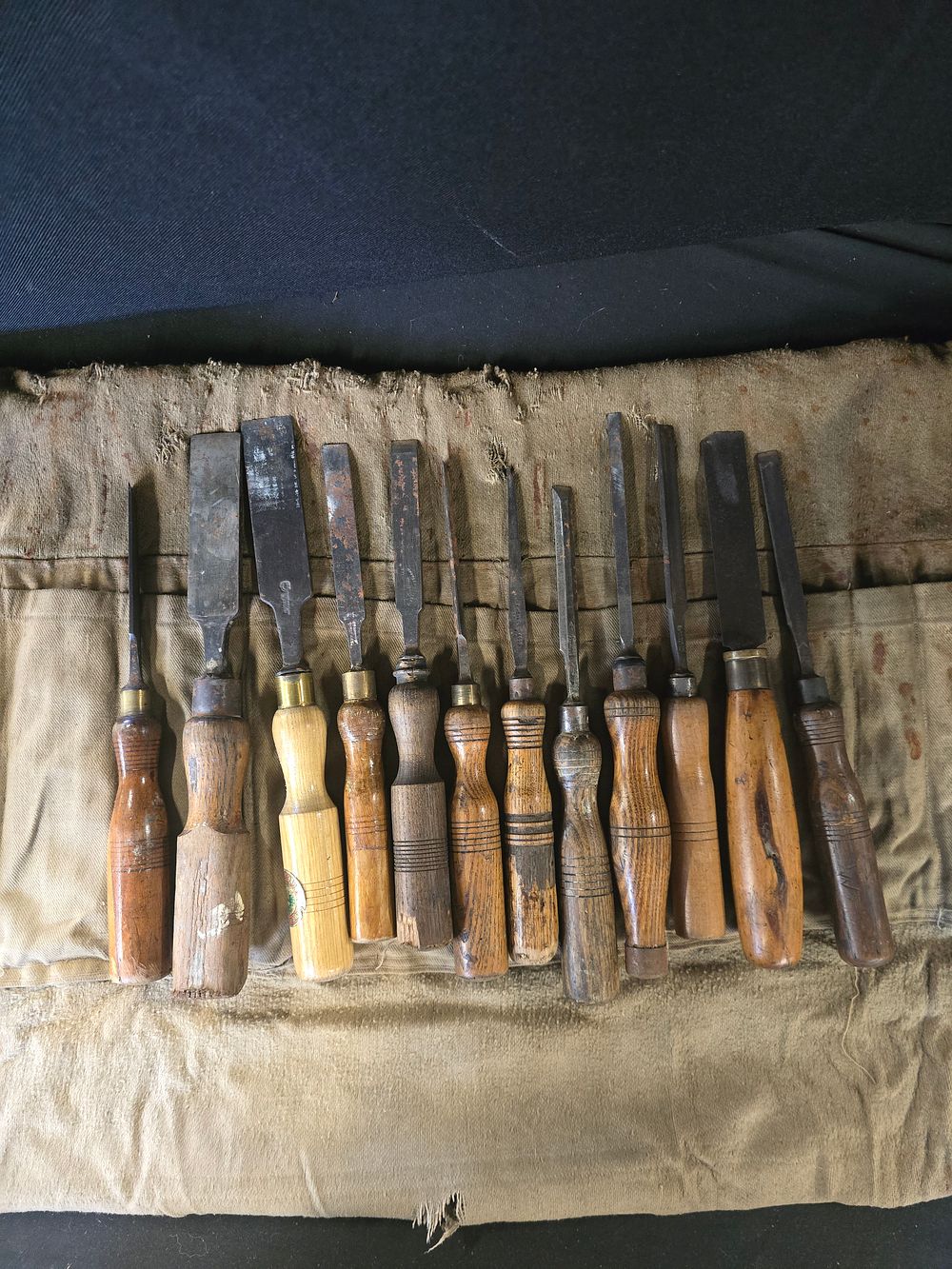 Lot 573: A selection of 12 various sized wood working chisels