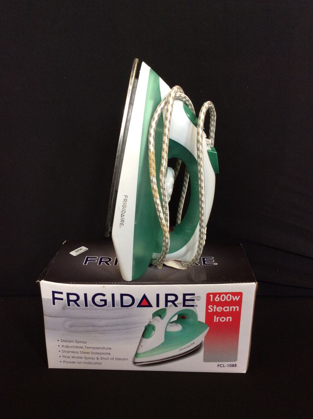 Lot 578: Frigidaire 1600W Steam Iron
