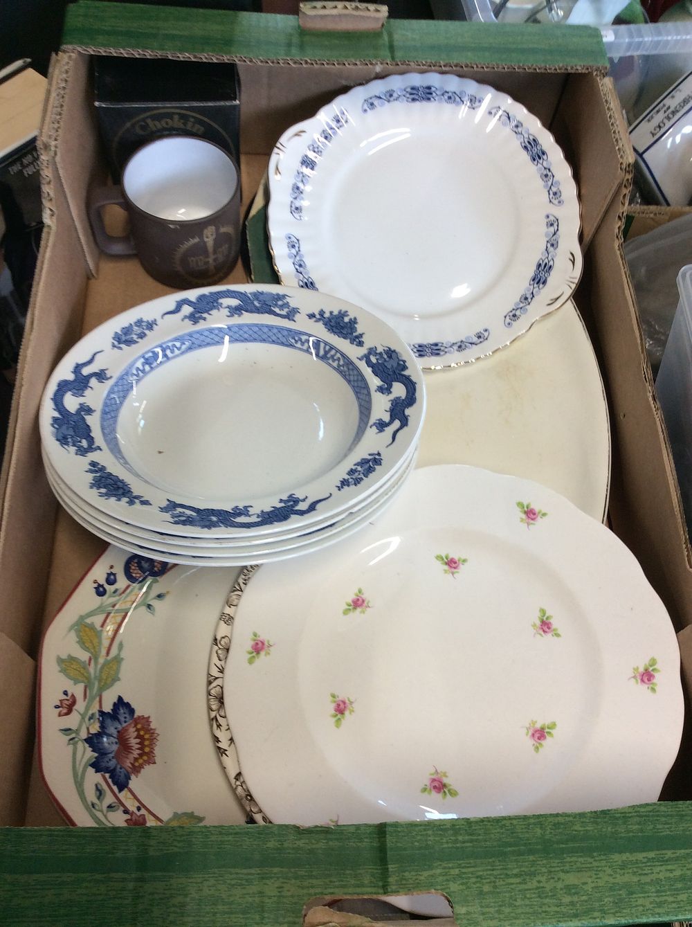 Lot 582: Mixed Lot of Decorative Plates and Other Items
