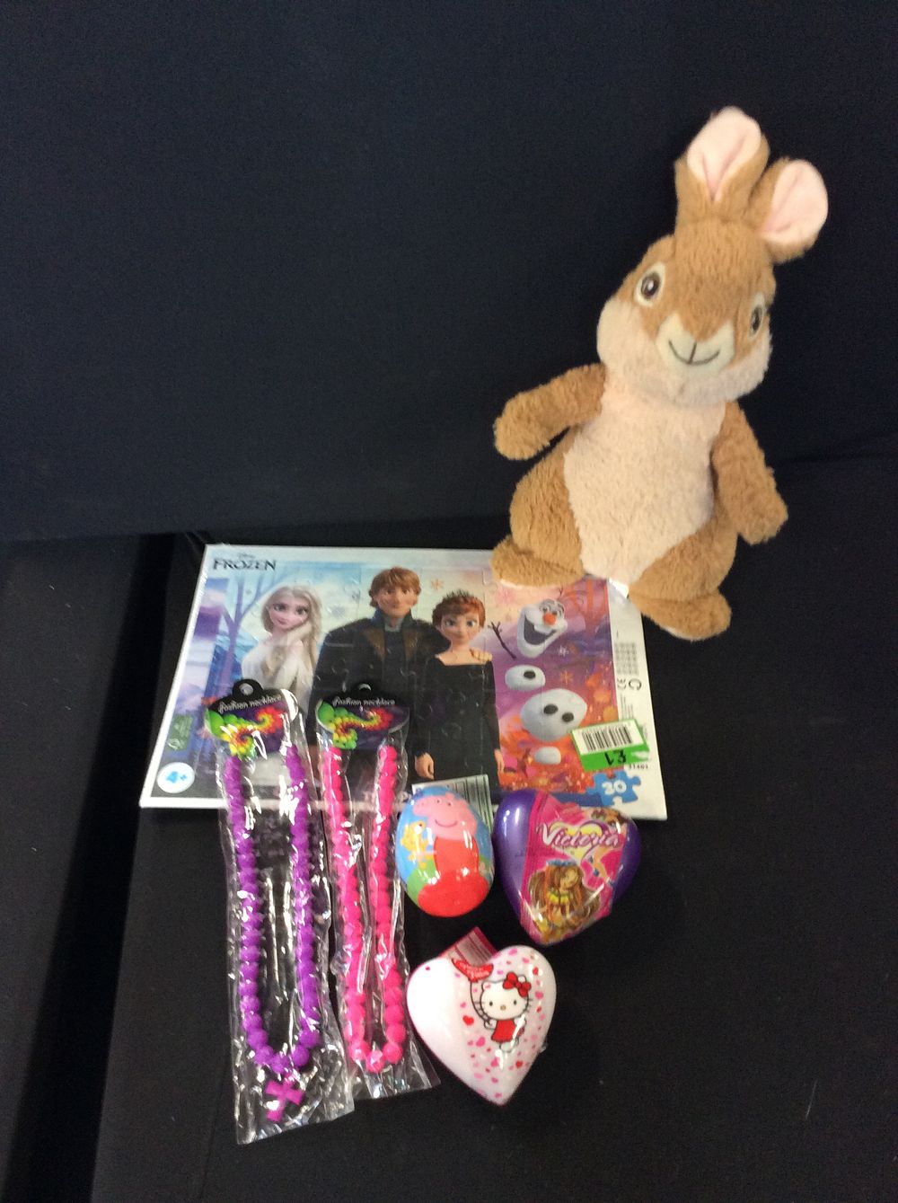 Lot 586: A bundle a girls items