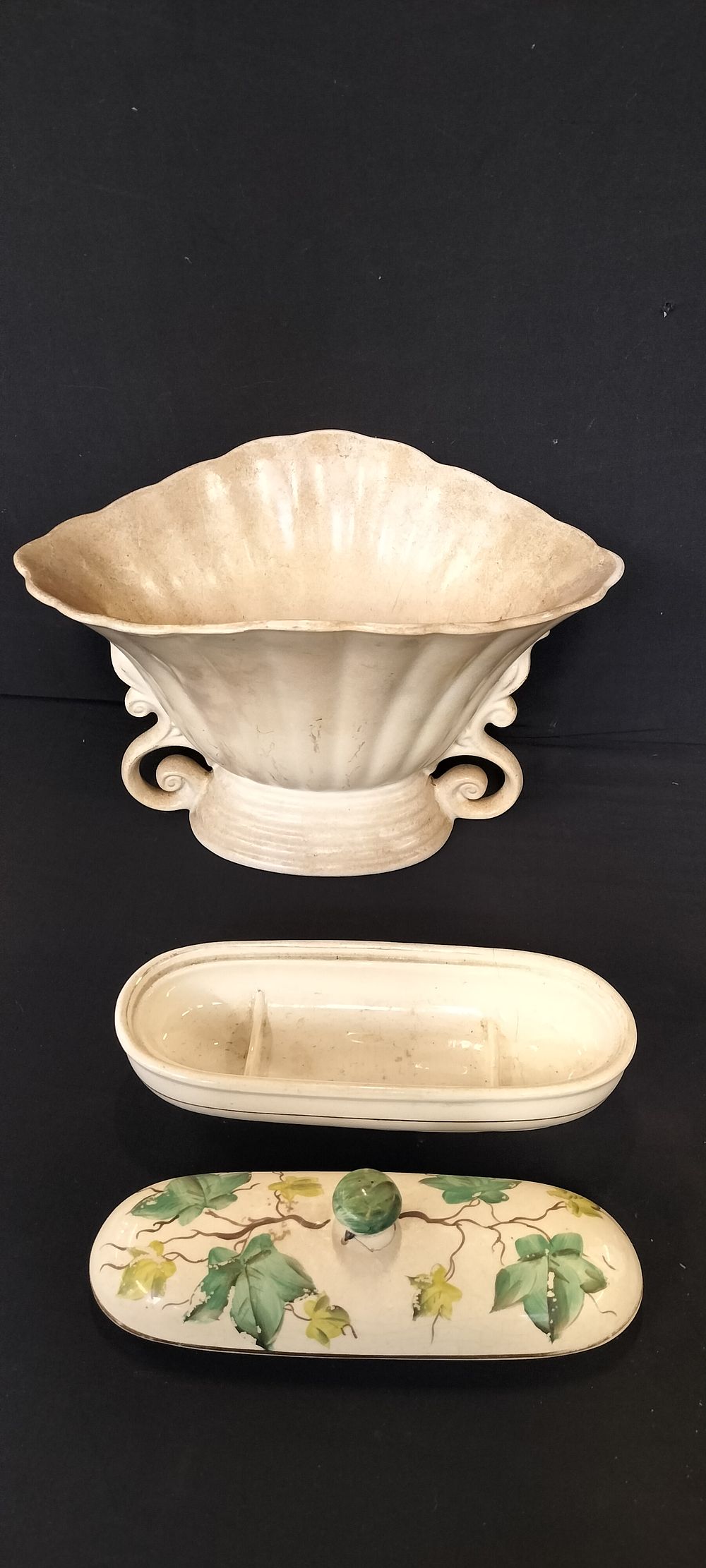 Lot 590: Vintage Wade Two Handed Fan Vase. Measures approx...