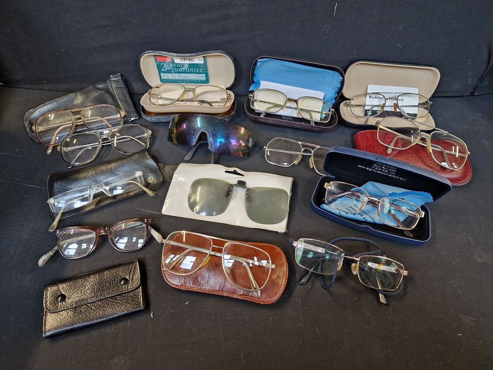 Lot 602: Selection of Vintage Glasses and Cases