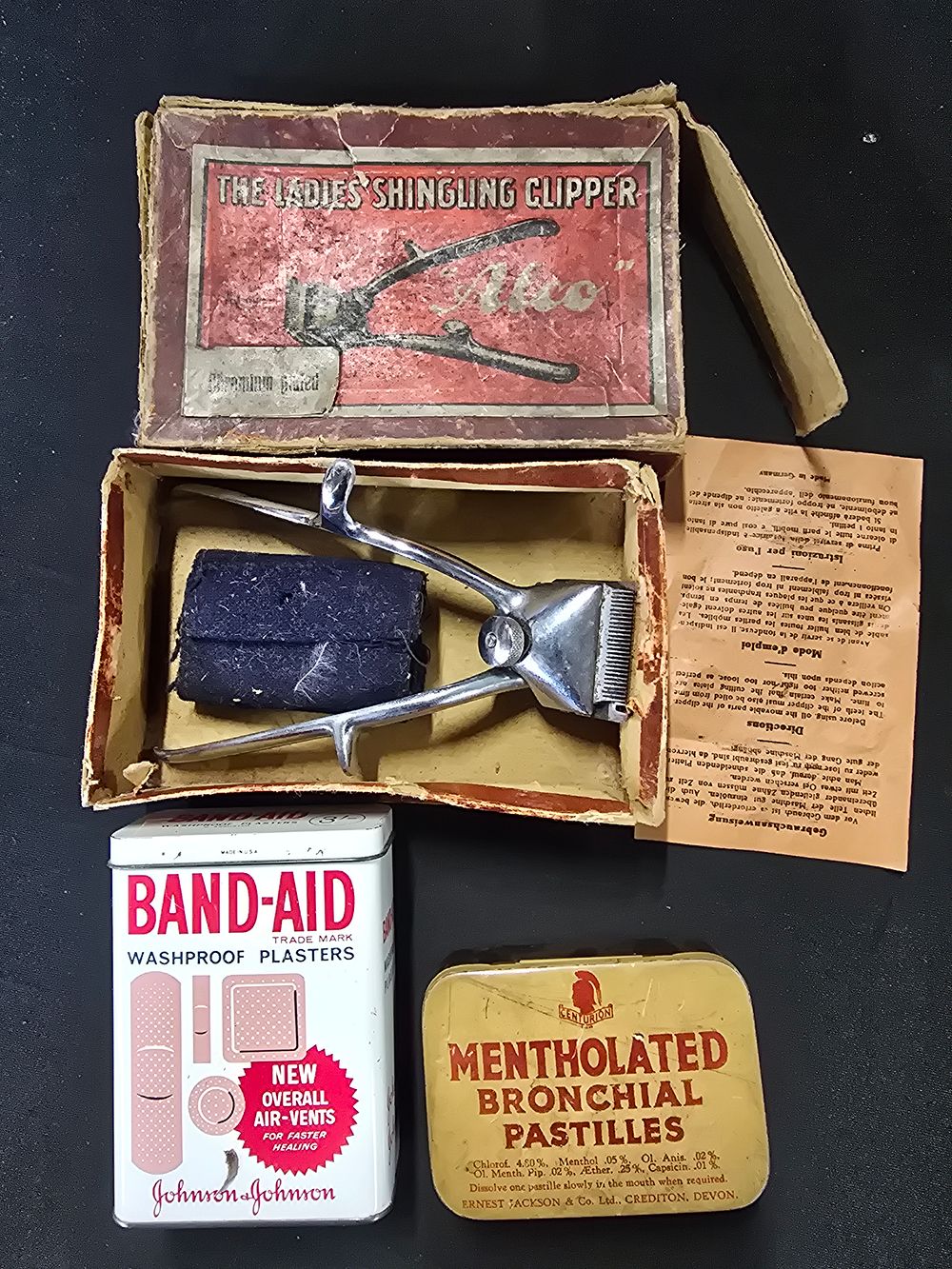 Lot 624: Vintage ladies shilling clipper and two vintage metal tins