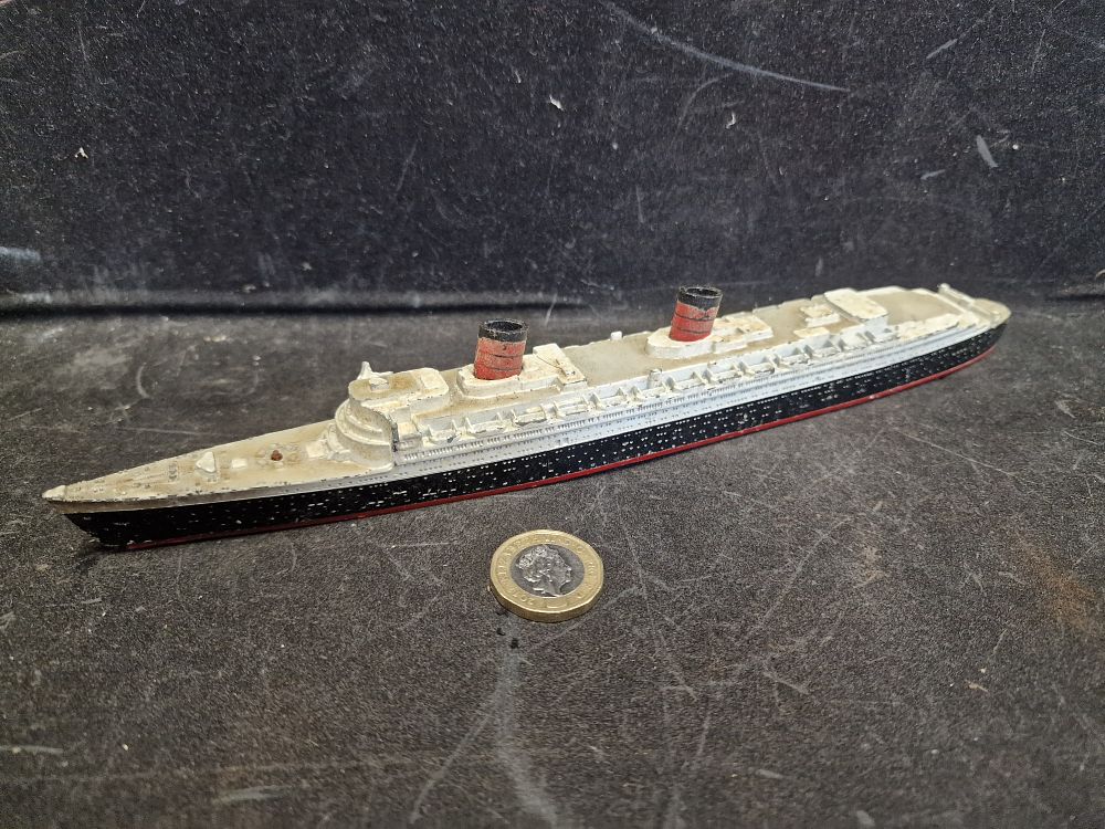 Lot 683: Vintage Tri-ang Minic Ship RMS Queen Elizabeth M702 Play Worn