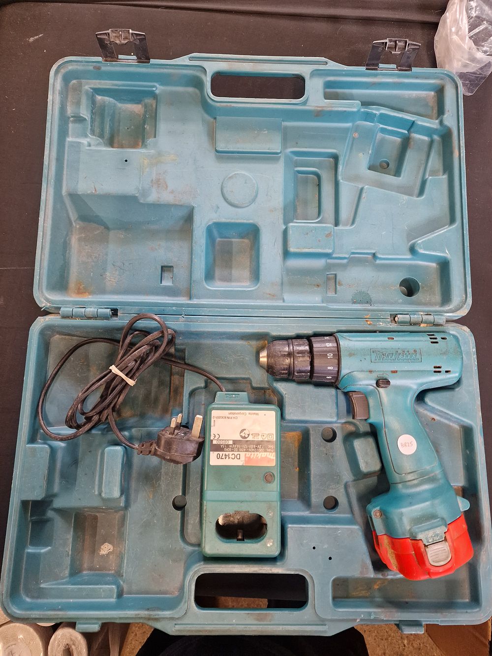 Lot 724: Makita 12v Drill Driver, Battery, Charger and Carry Case