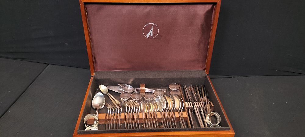 Lot 181: Wooden Canteen Containg 52 Piece Cutlery Set