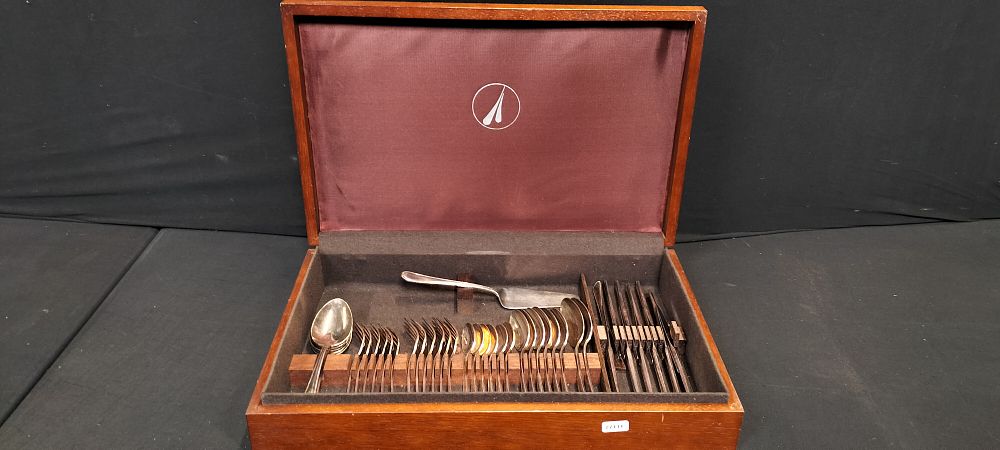 Lot 182: Wooden Canteen Containg 45 Piece Cutlery Set