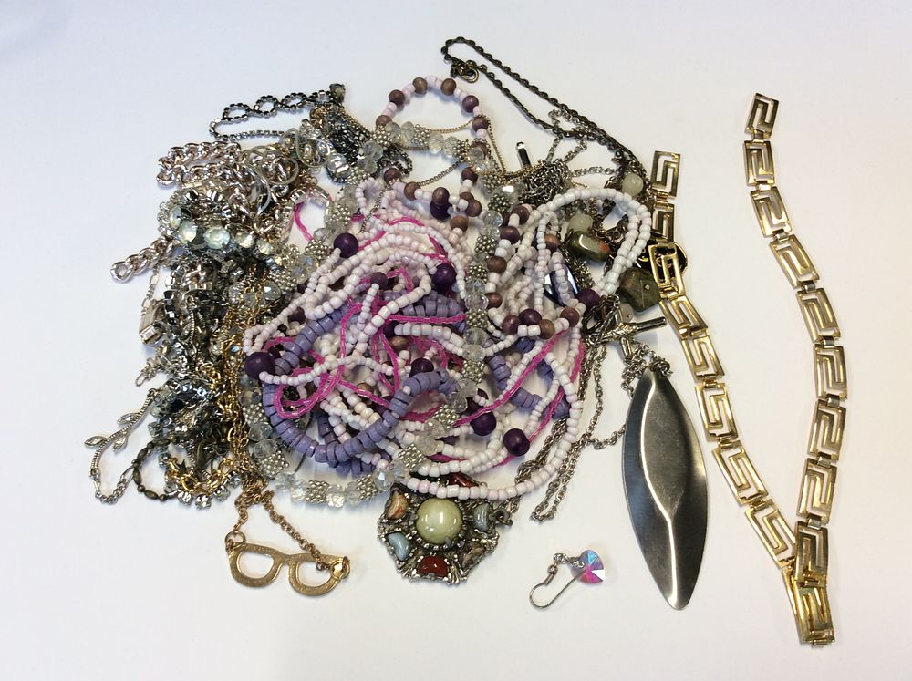 Lot 199: selection of Costume Jewelery