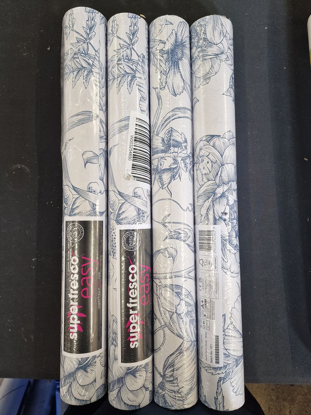 Lot 746: x4 Super Fresco Easy Wallpaper Pattern 108246 Illustrative Floral Navy
