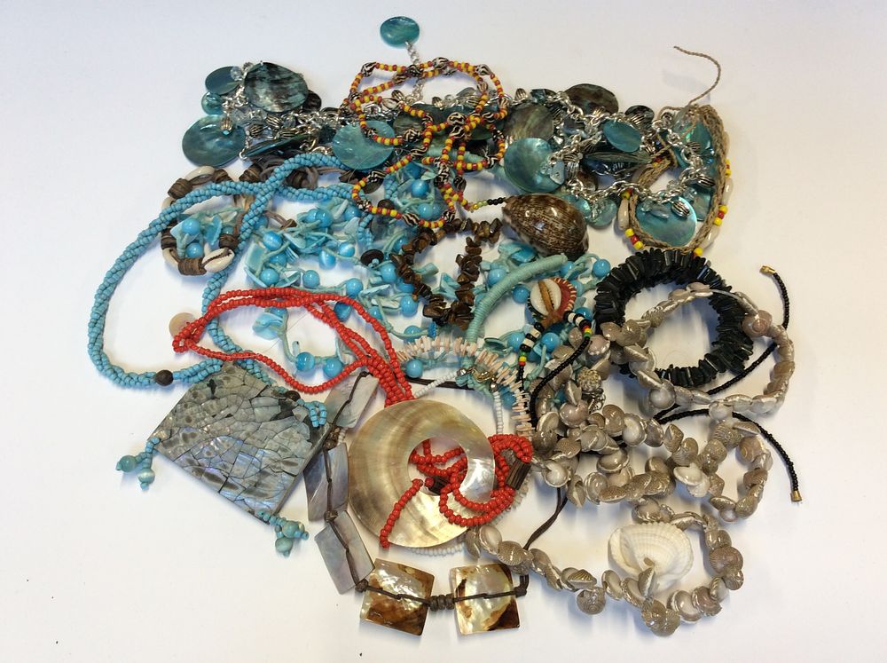 Lot 204: Selection of Shell Jewellery