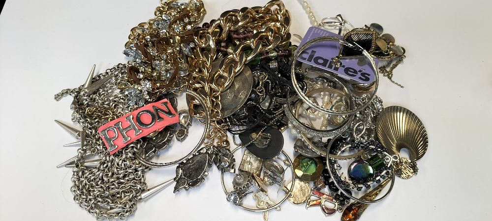Lot 206: Selection of Various Costume Jewellery Items