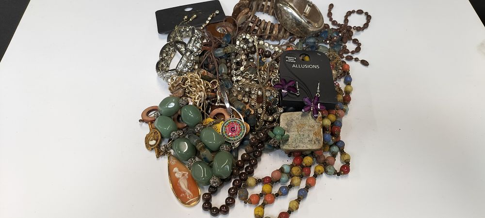 Lot 208: Selection of Various Costume Jewellery