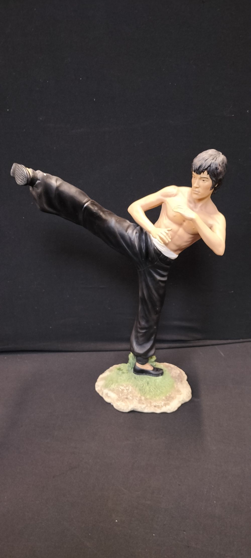 Lot 231: 2005 Leonardo Collection statue of Bruce Lee's Enter...