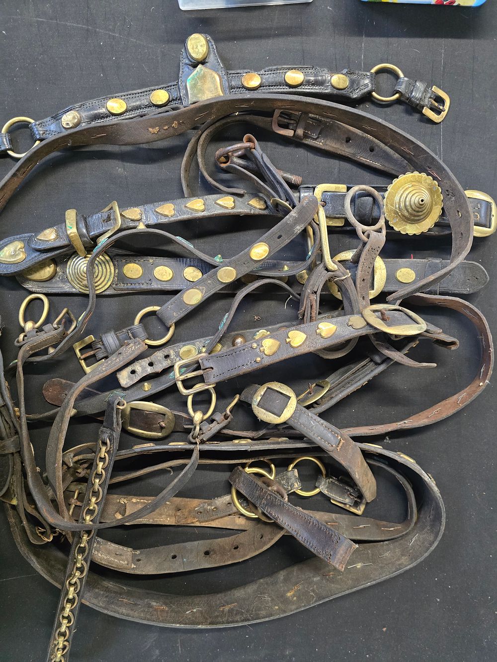 Lot 268: A large collection of horse leathers and brasses