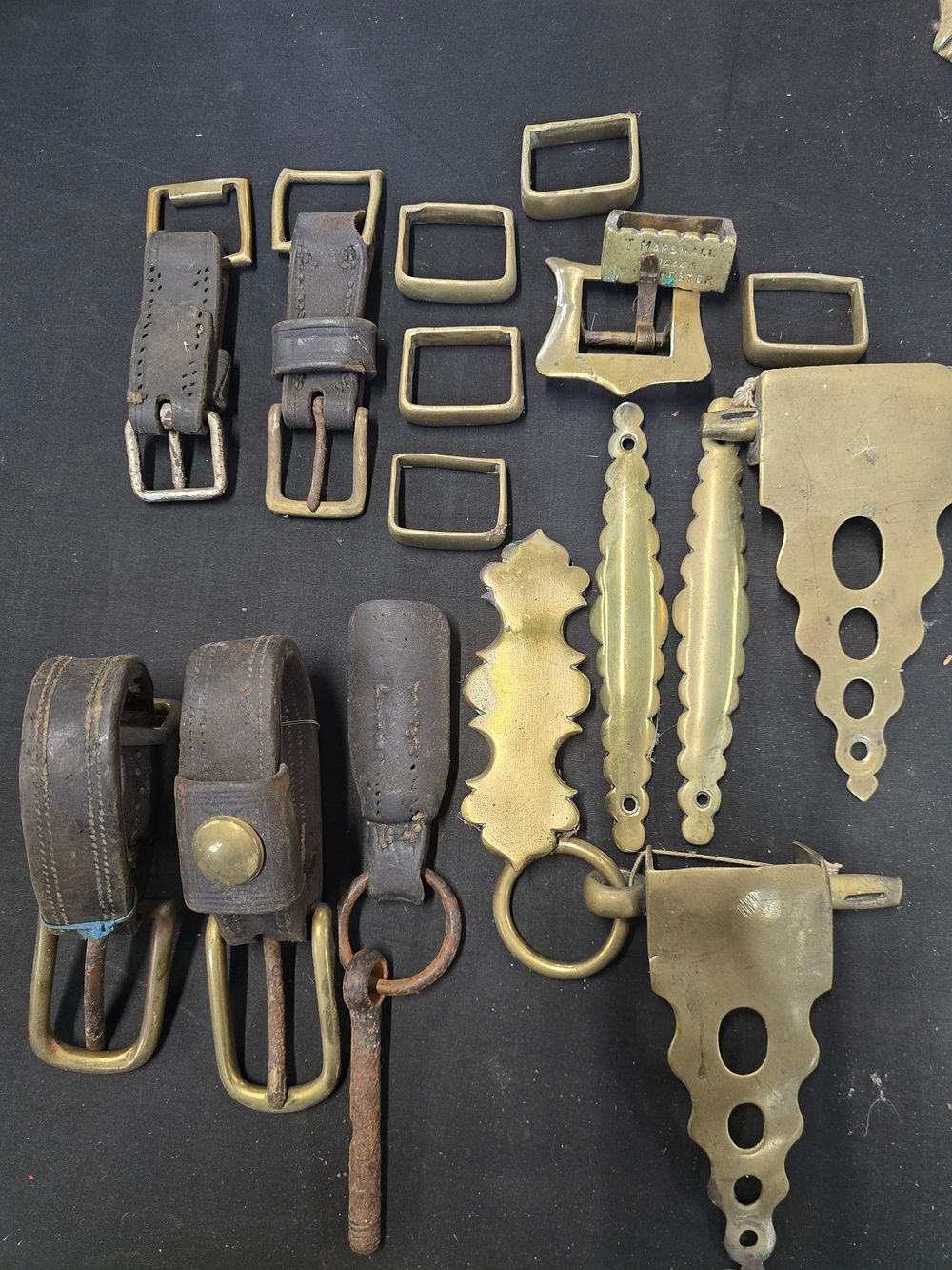 Lot 269: A large collection of vintage brasses