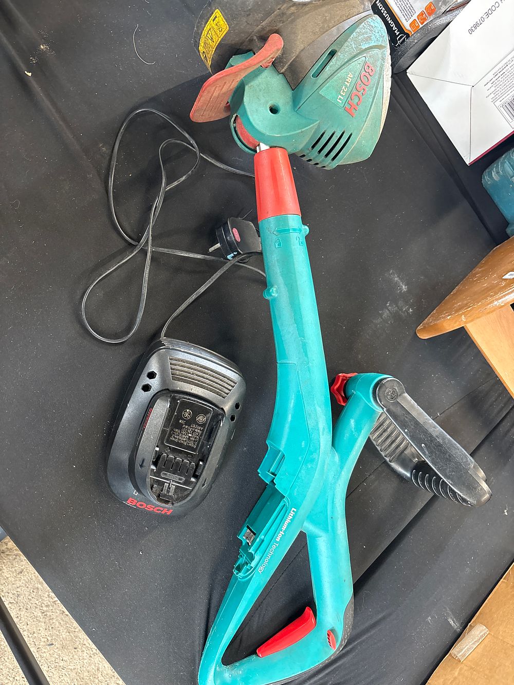 Lot 789: Bosch ART23LI extendable strimmer with battery and charger