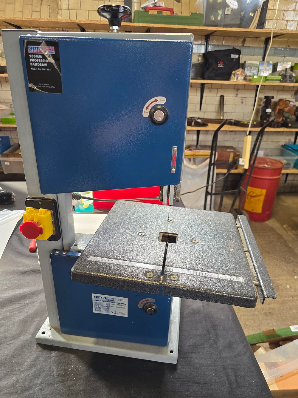 Lot 286: Sealey 200mm professional bandsaw. Tested for power.