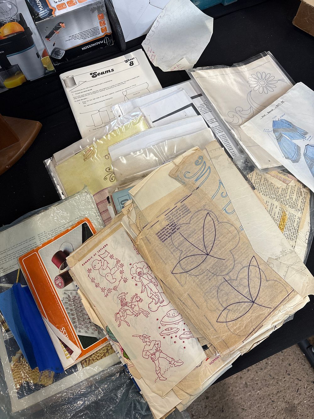 Lot 556: Large collection of sewing patterns