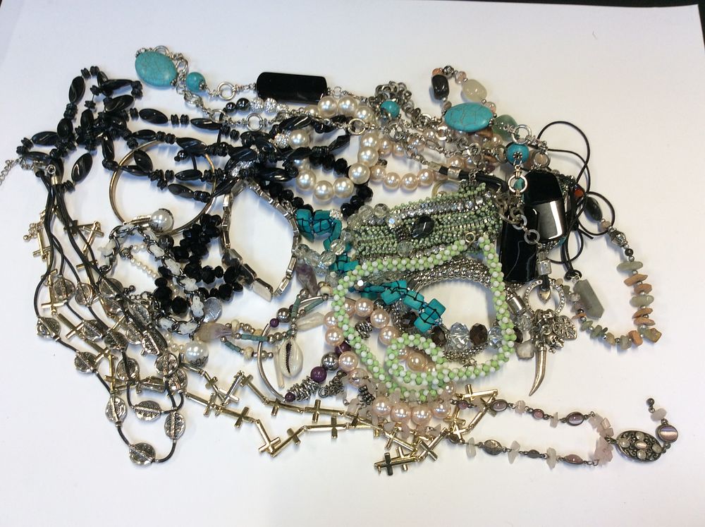 Lot 561: Selection of Costume Jewellery 