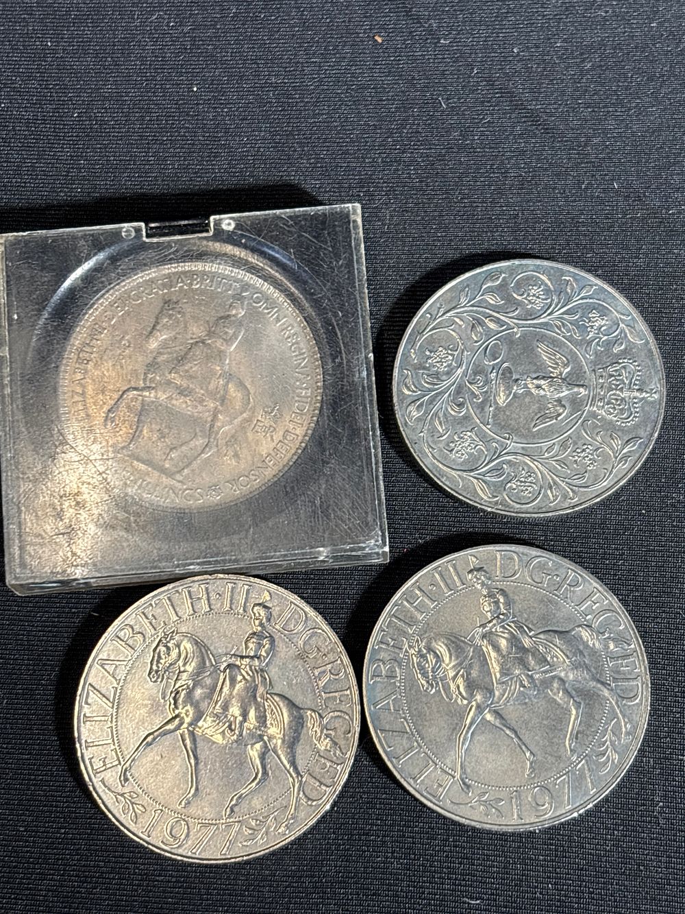 Lot 599: 4 x 1977 queens jubilee coins