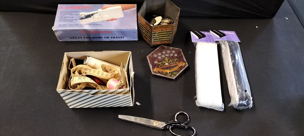 Lot 597: Selection of Various Sewing Items