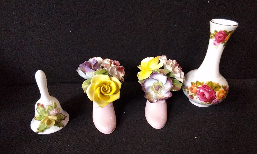 Lot 622: Porcelain Ornaments