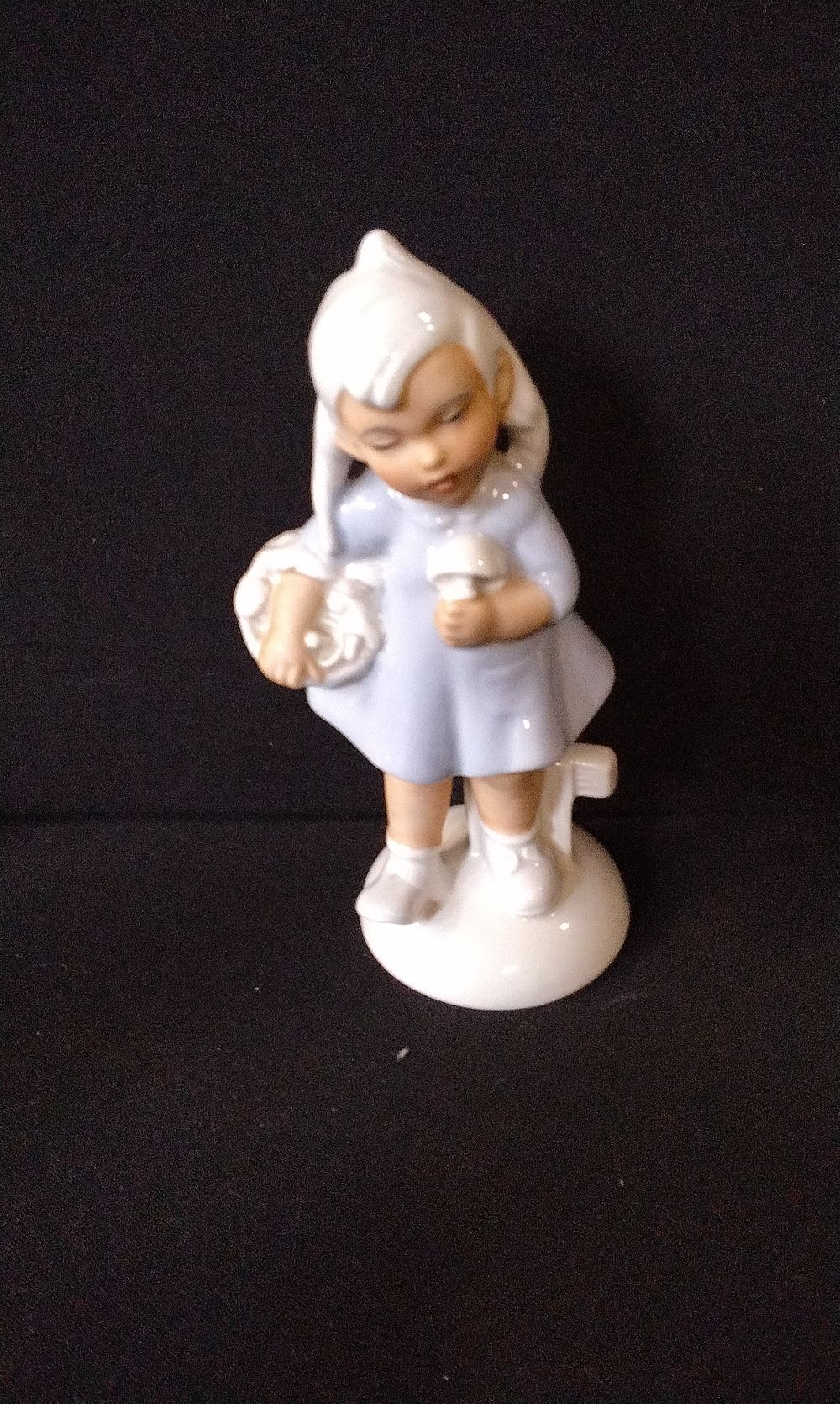 Lot 623: Porcelain Figurine