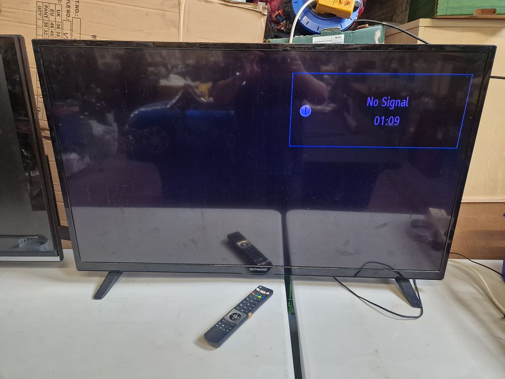 Lot 652: Techwood 49" LCD Smart TV and Remote COLLECTION ONLY Working