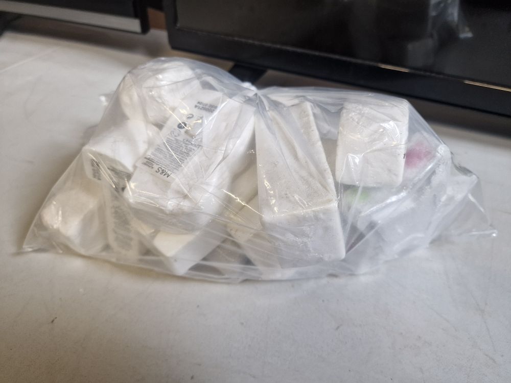 Lot 653: x12 Various Marks and Spencer Bath Fizzers