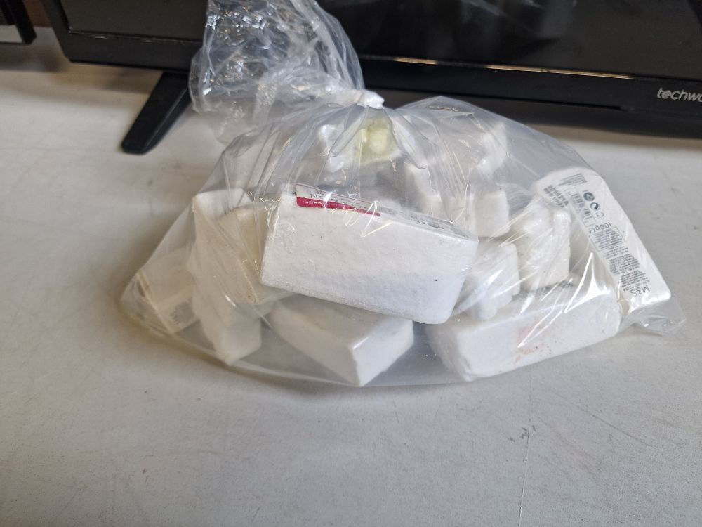 Lot 654: x12 Various Marks and Spencer Bath Fizzers