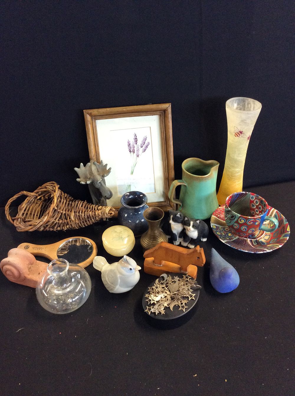 Lot 656: A mixed selection of various vintage items