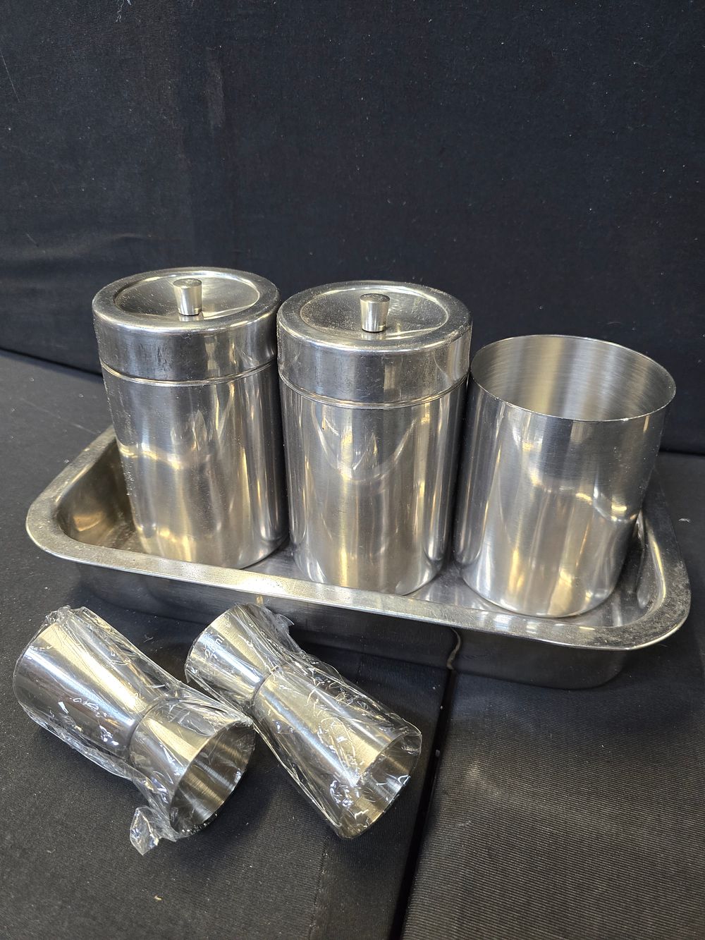Lot 657: A selection of stainless kitchenware