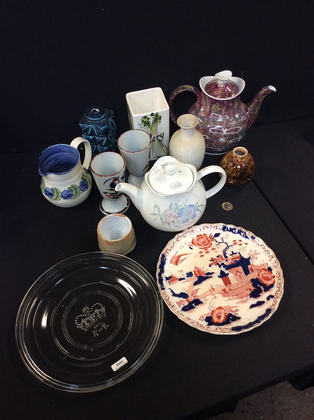 Lot 670: A selection of vintage pottery