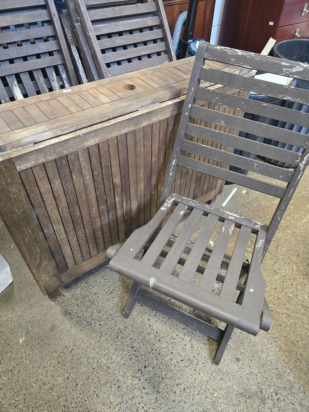 Lot 690: Wooden drop leaf garden table and 4 folding chairs