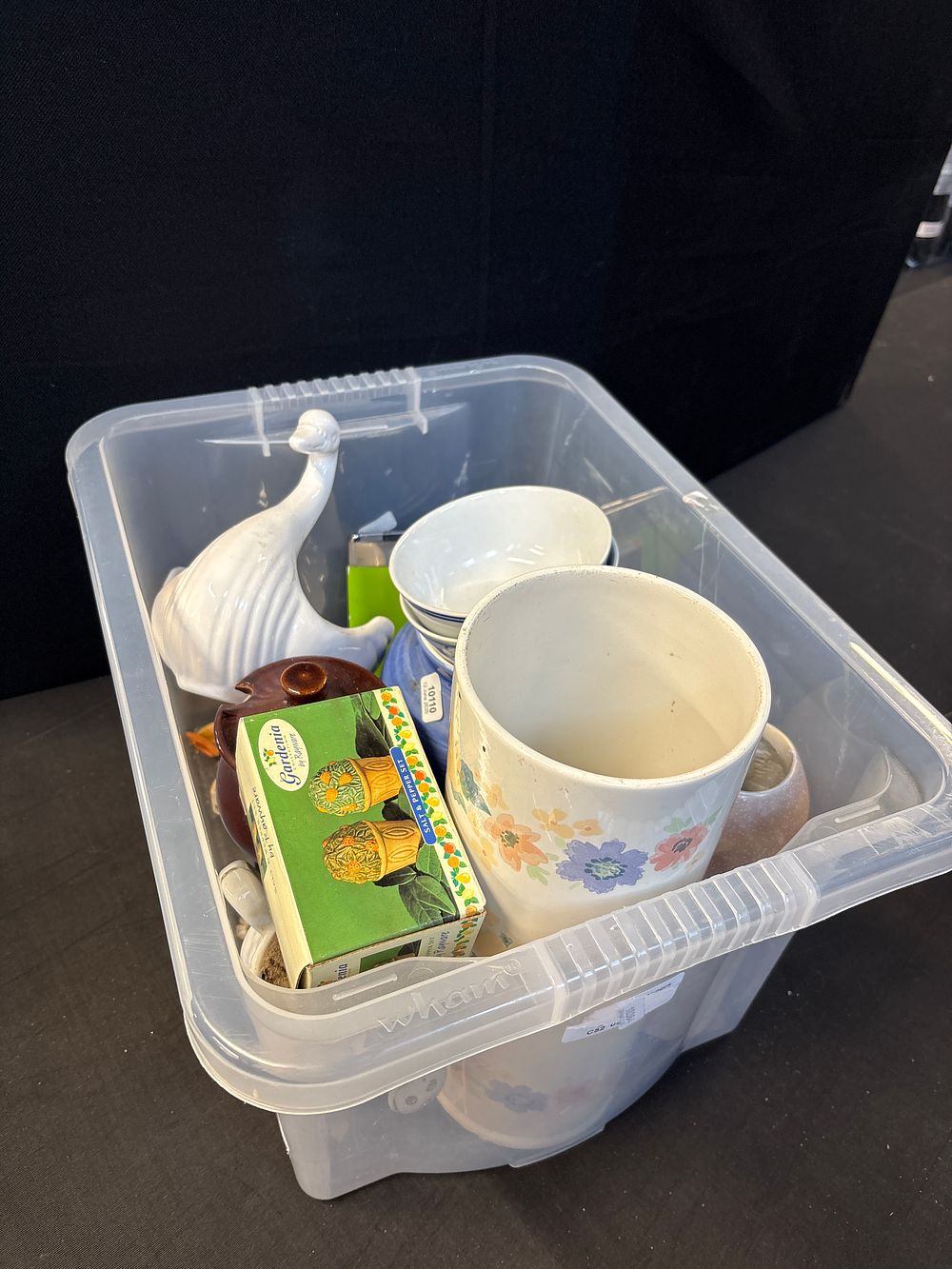 Lot 705: Tub of various homeware and pottery( unable to...