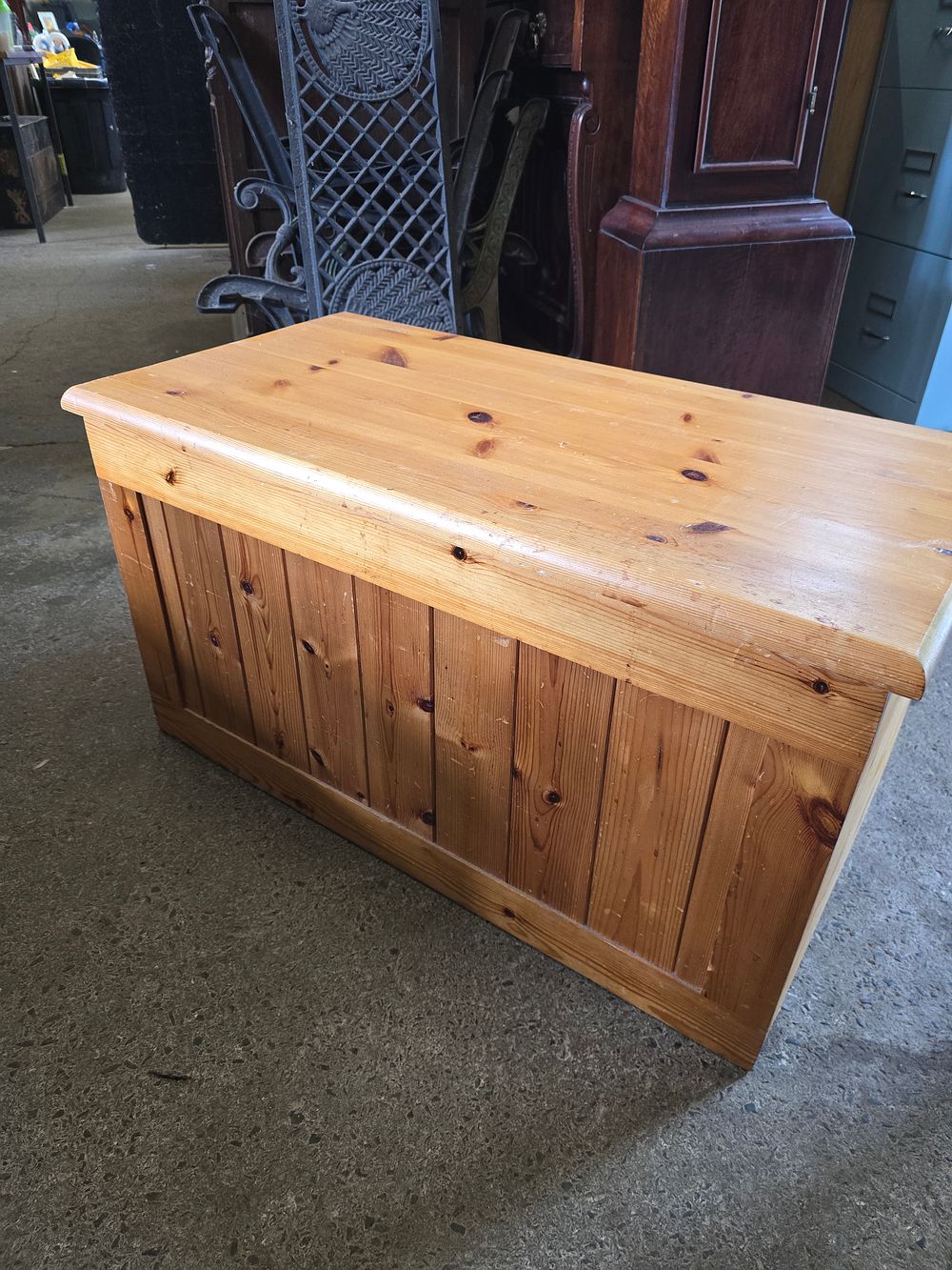 Lot 715: Pine bedding / toy box