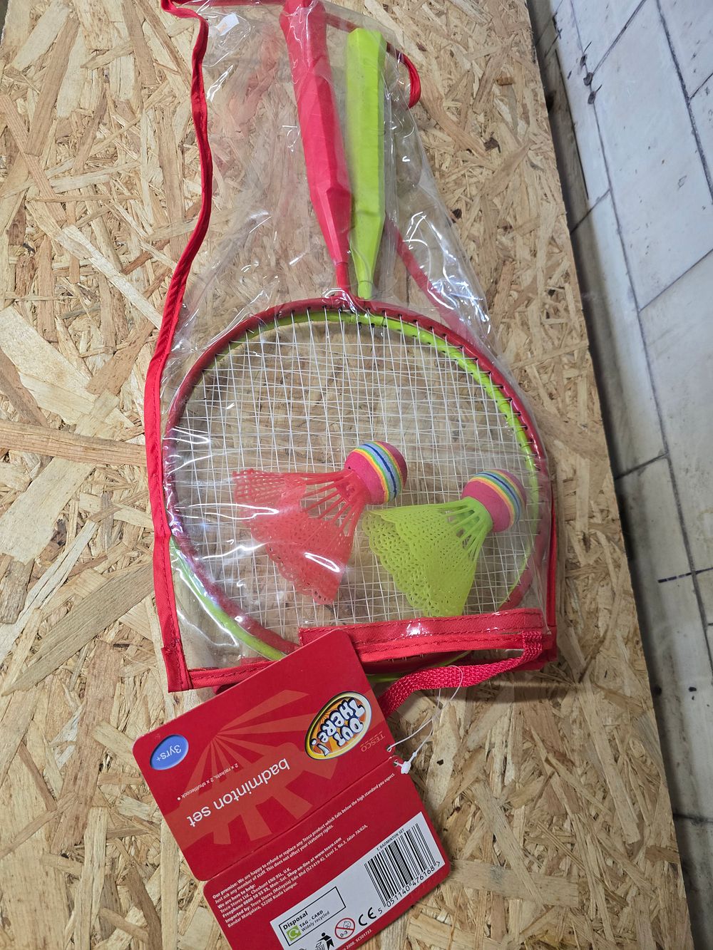 Lot 750: Children's badminton set