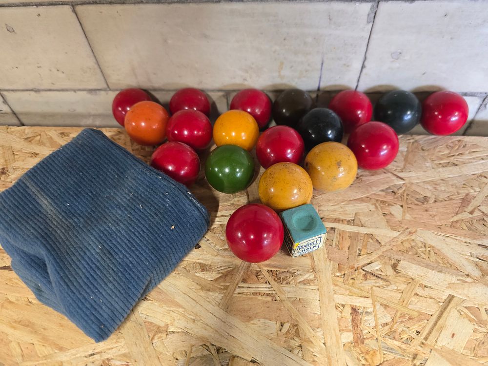 Lot 761: Vintage mini snooker balls