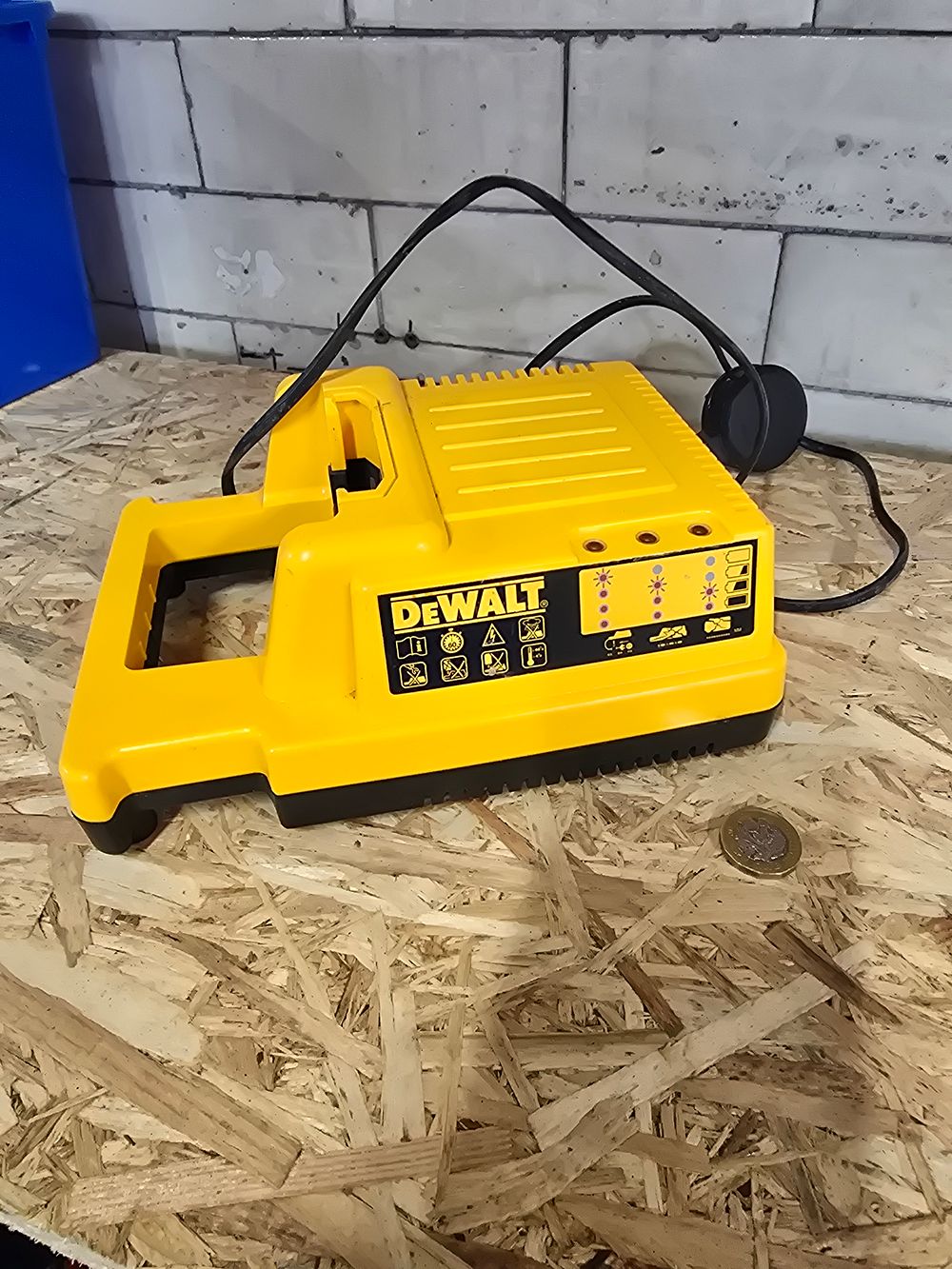 Lot 770: DeWalt de9000 battery charger
