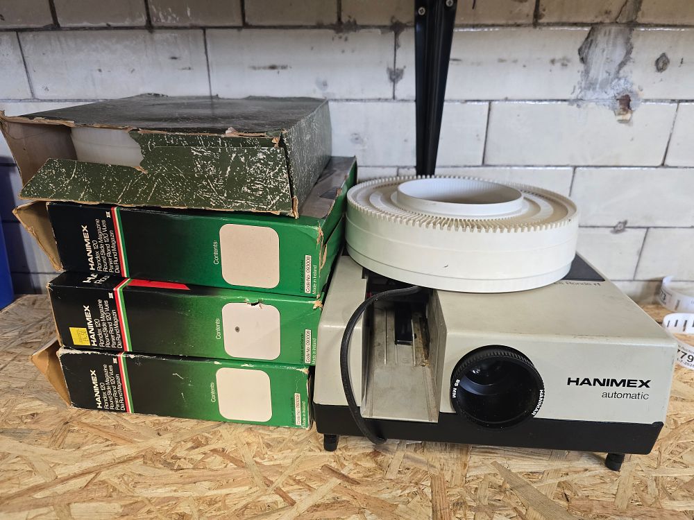 Lot 773: Hanimex automatic projector and reels
