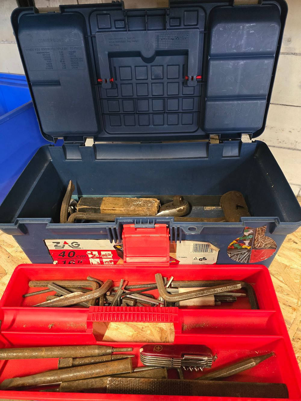 Lot 774: Tools box and tools