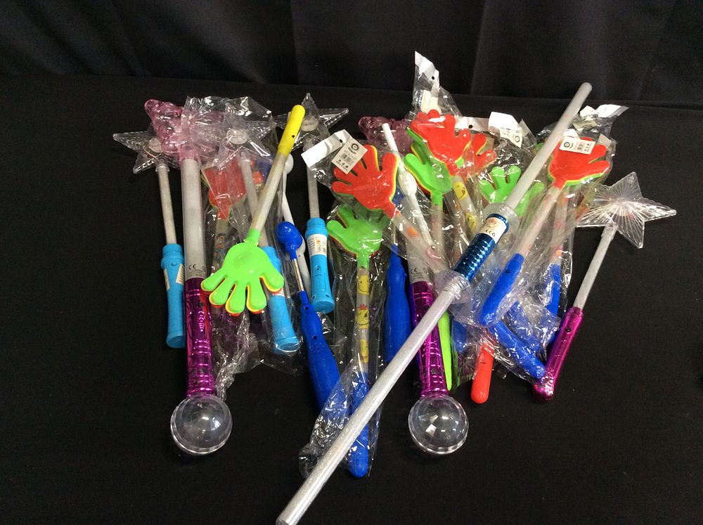 Lot 760: 20 Various Light up toys