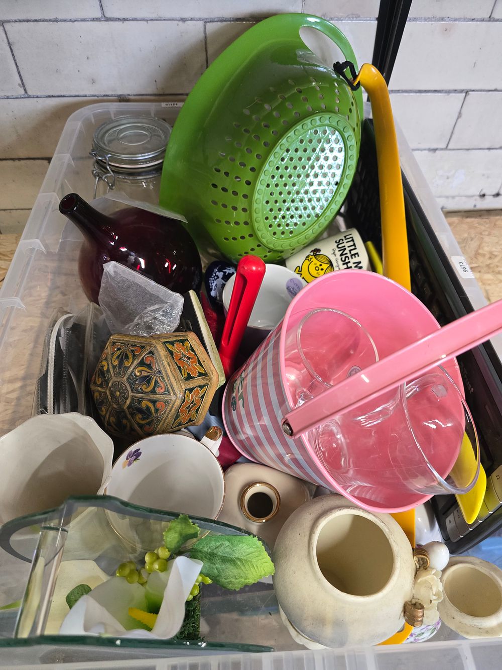 Lot 776: A mixed selection of kitchen and honeware