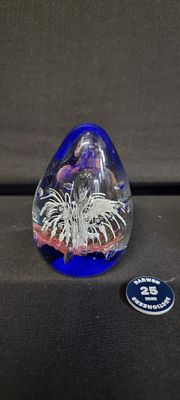 Vintage Egg shaped art glass. Floral design Blue and White
8cm by 5cm