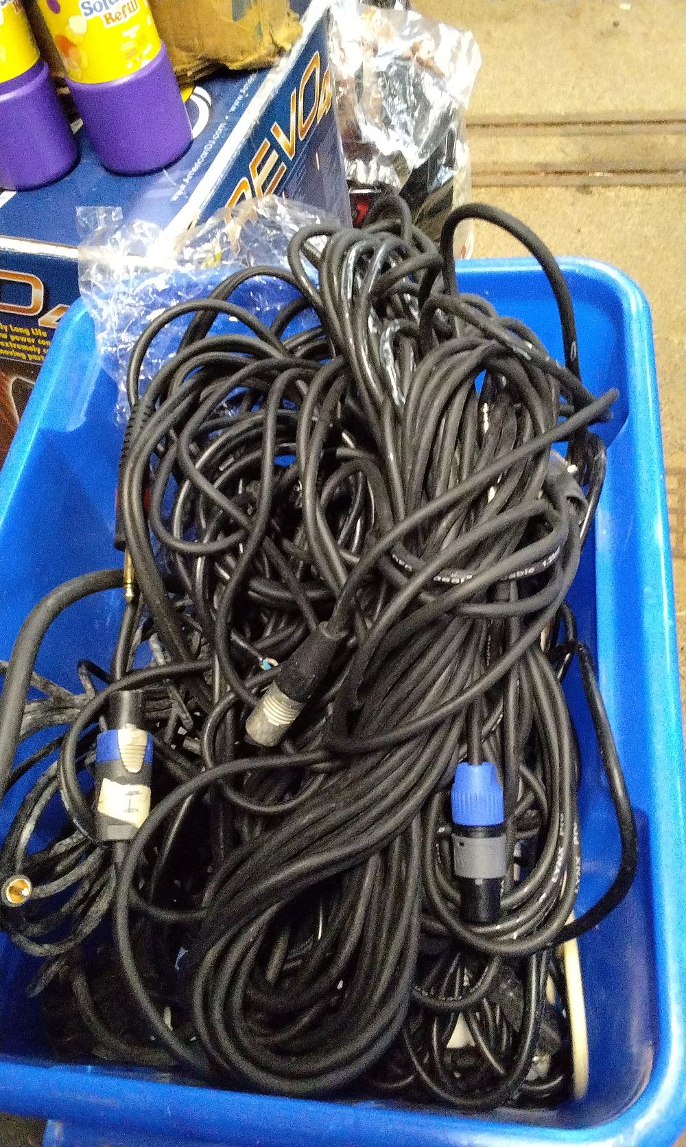 Lot 181: Tub of Conector Cables