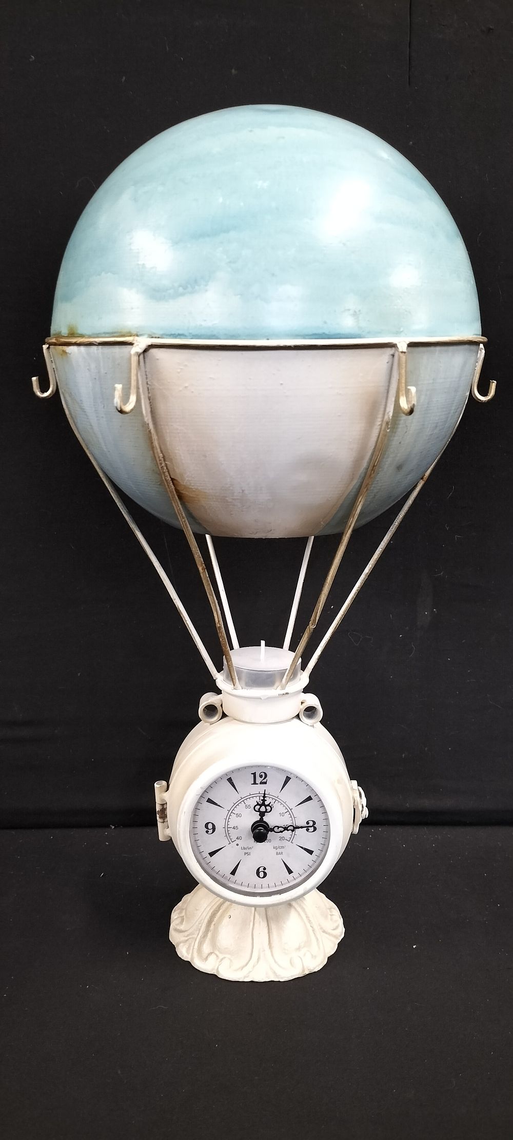 Lot 202: Decorative Hot Air Balloon Shaped Clock
