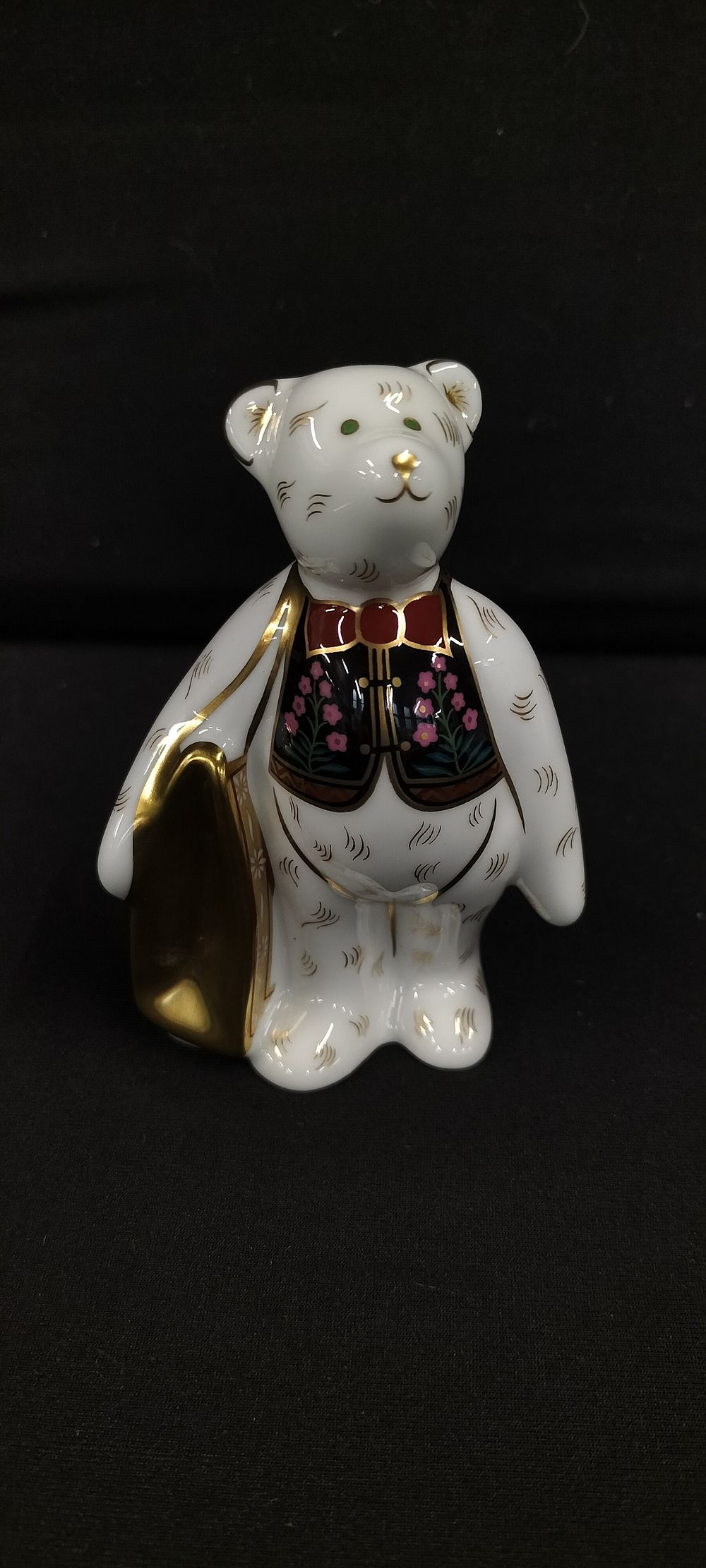 Lot 226: Royal Crown Derby Imari The Mulberry Hall Shopper Bear with certificate, boxed